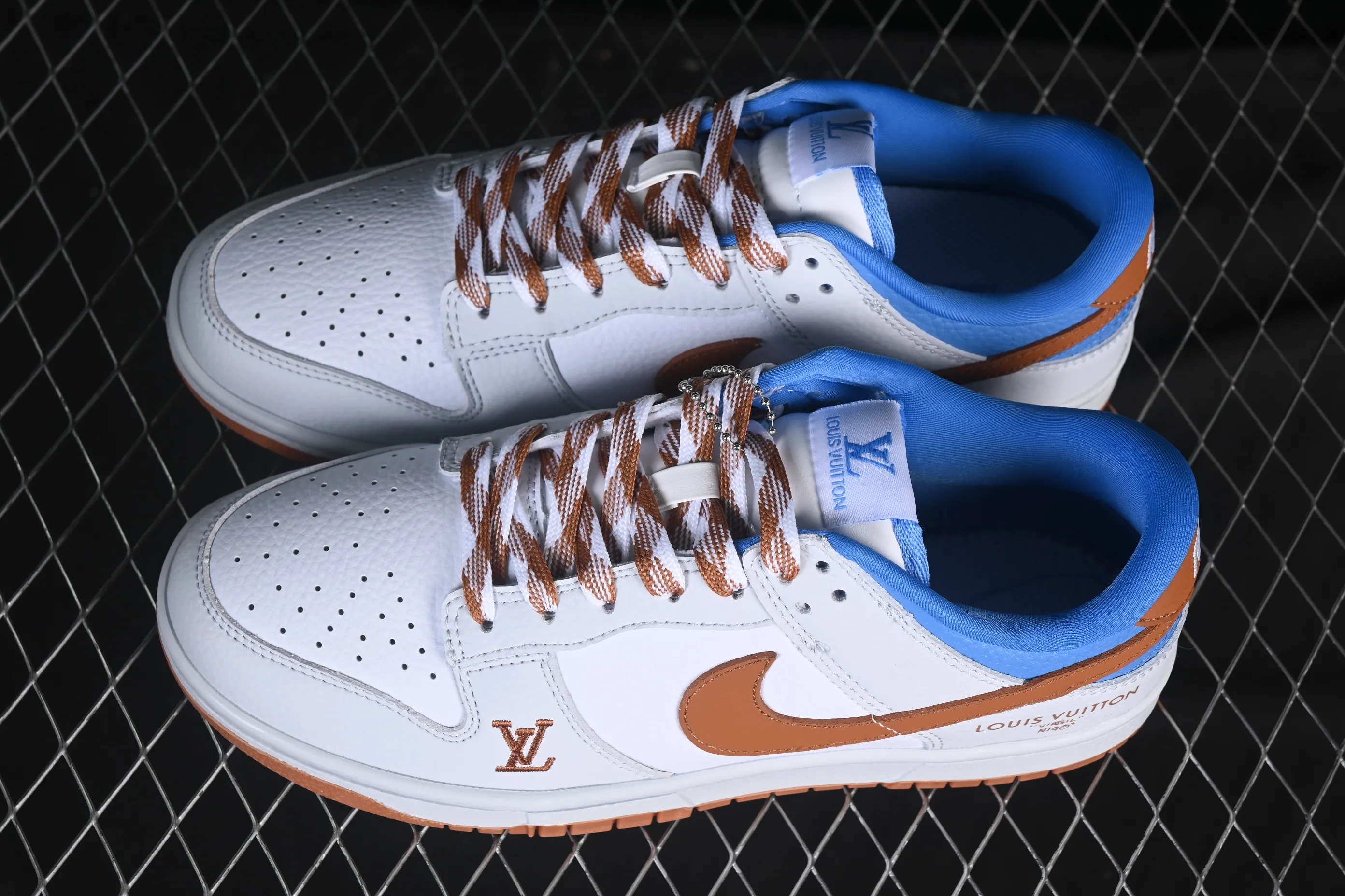 All categories Nk SB Dunk Series Nk SB Dunk Low High-end customized low-top sneakers Nike SB Dunk Low LV joint white gray brown blue Anniversary high-end customized low-top casual sneakers SC0601-474